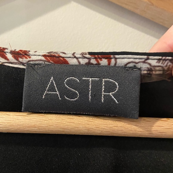 ASTR The Label Long Sleeve Romper - Picture 4 of 5